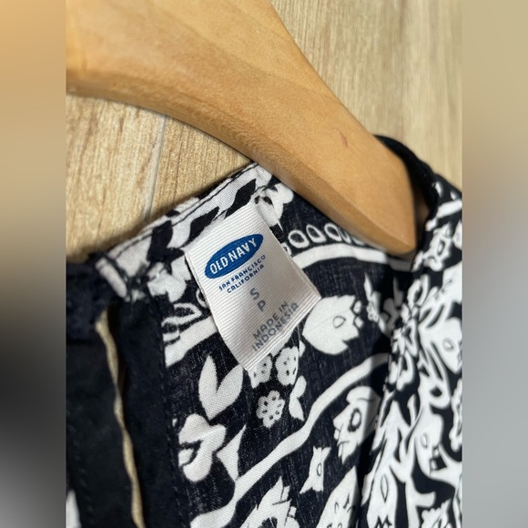Old Navy Women’s Black & White Short Sleeve Blouse - Picture 3 of 5